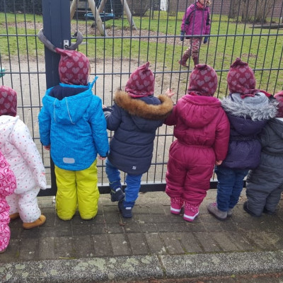 am Kindergarten gucken